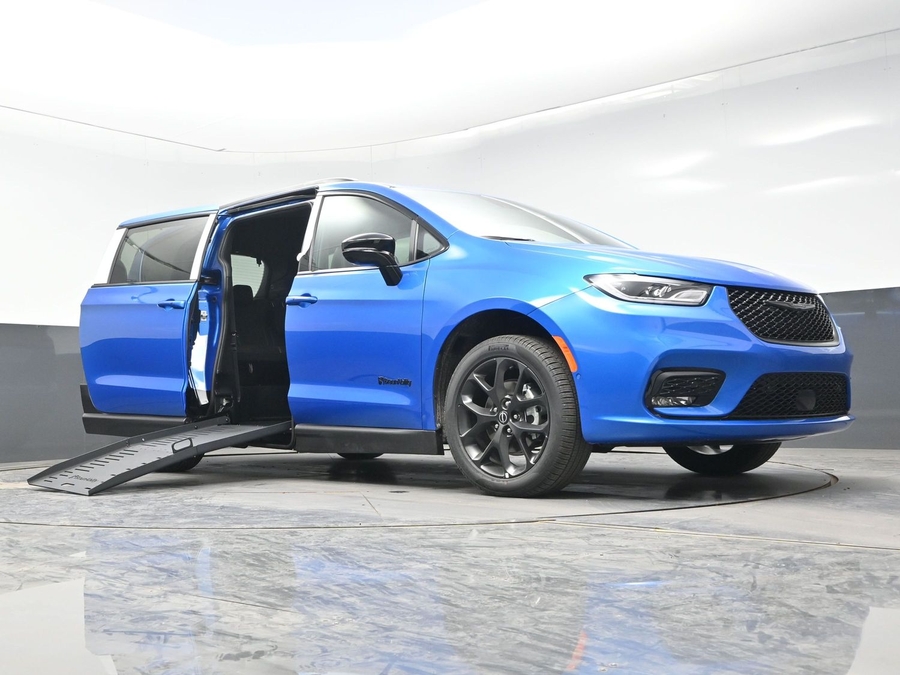 New 2026 Chrysler Pacifica Select Sport - BraunAbility Side Entry Entry Fold Out Manual Ramp