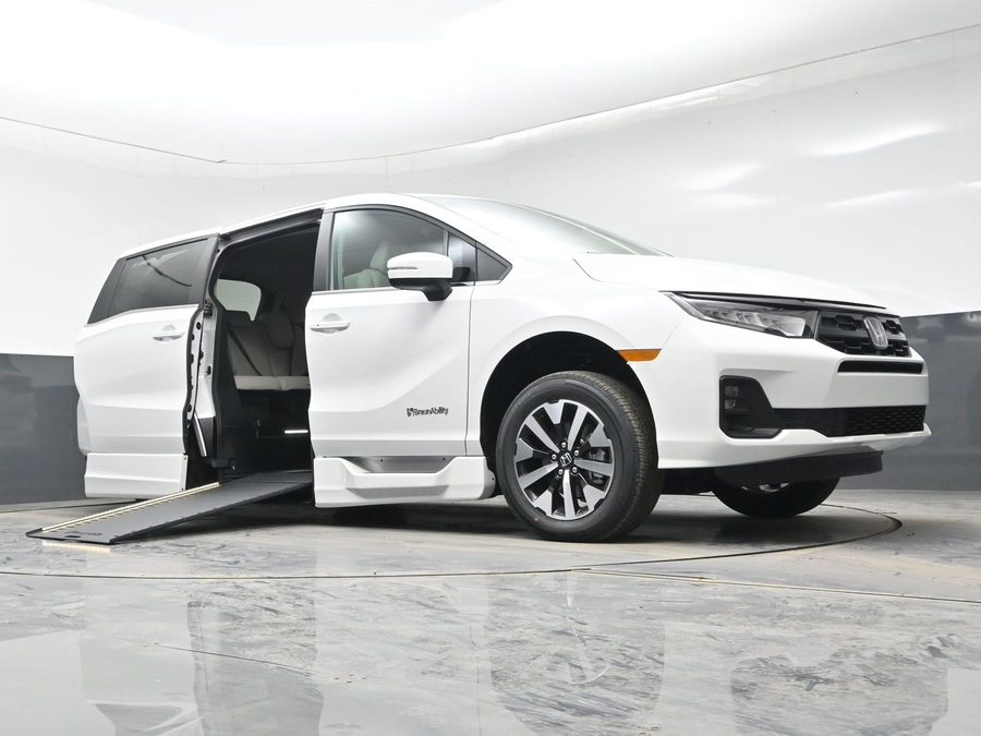 White Honda Odyssey image number 18