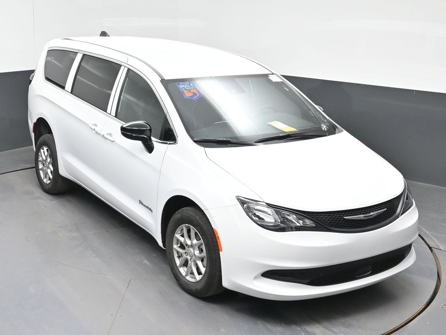 White Chrysler Voyager image number 9