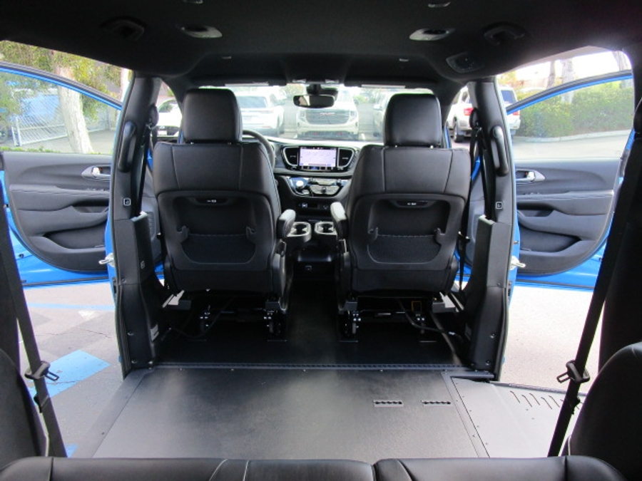 New 2026 Chrysler Pacifica Select Sport - BraunAbility Side Entry Entry In Floor Automatic Ramp