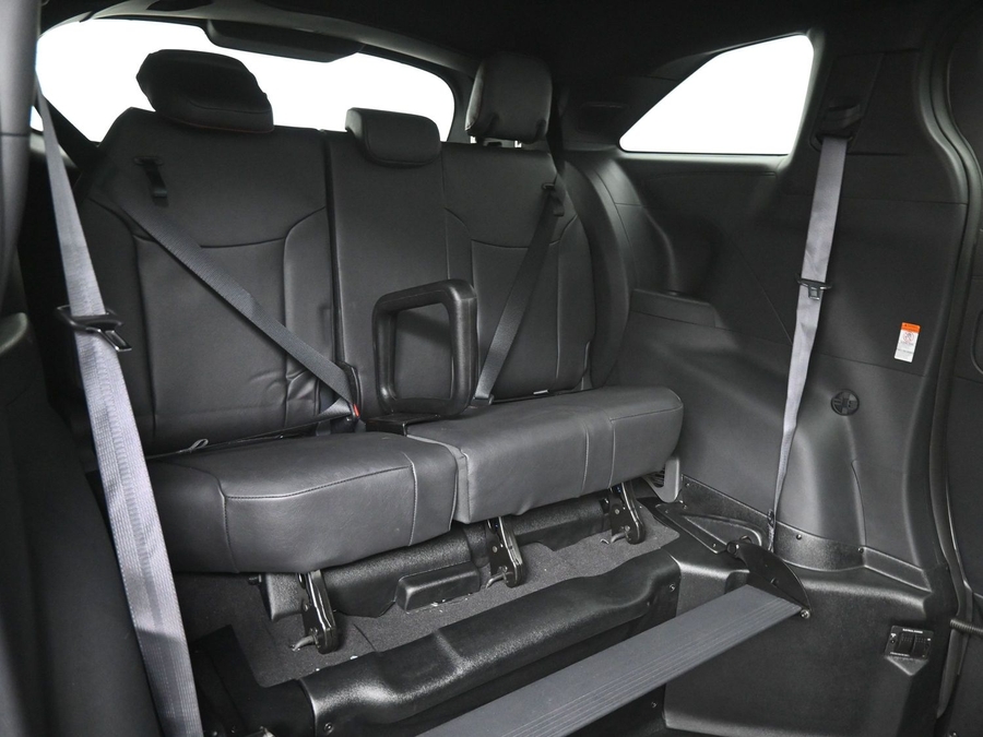 Silver Toyota Sienna image number 6