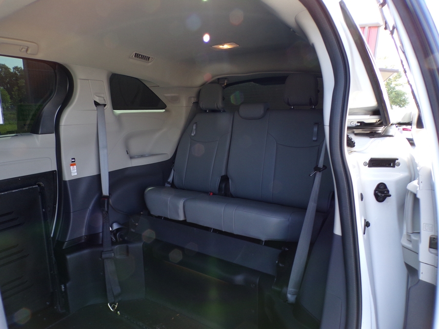 White Toyota Sienna image number 15