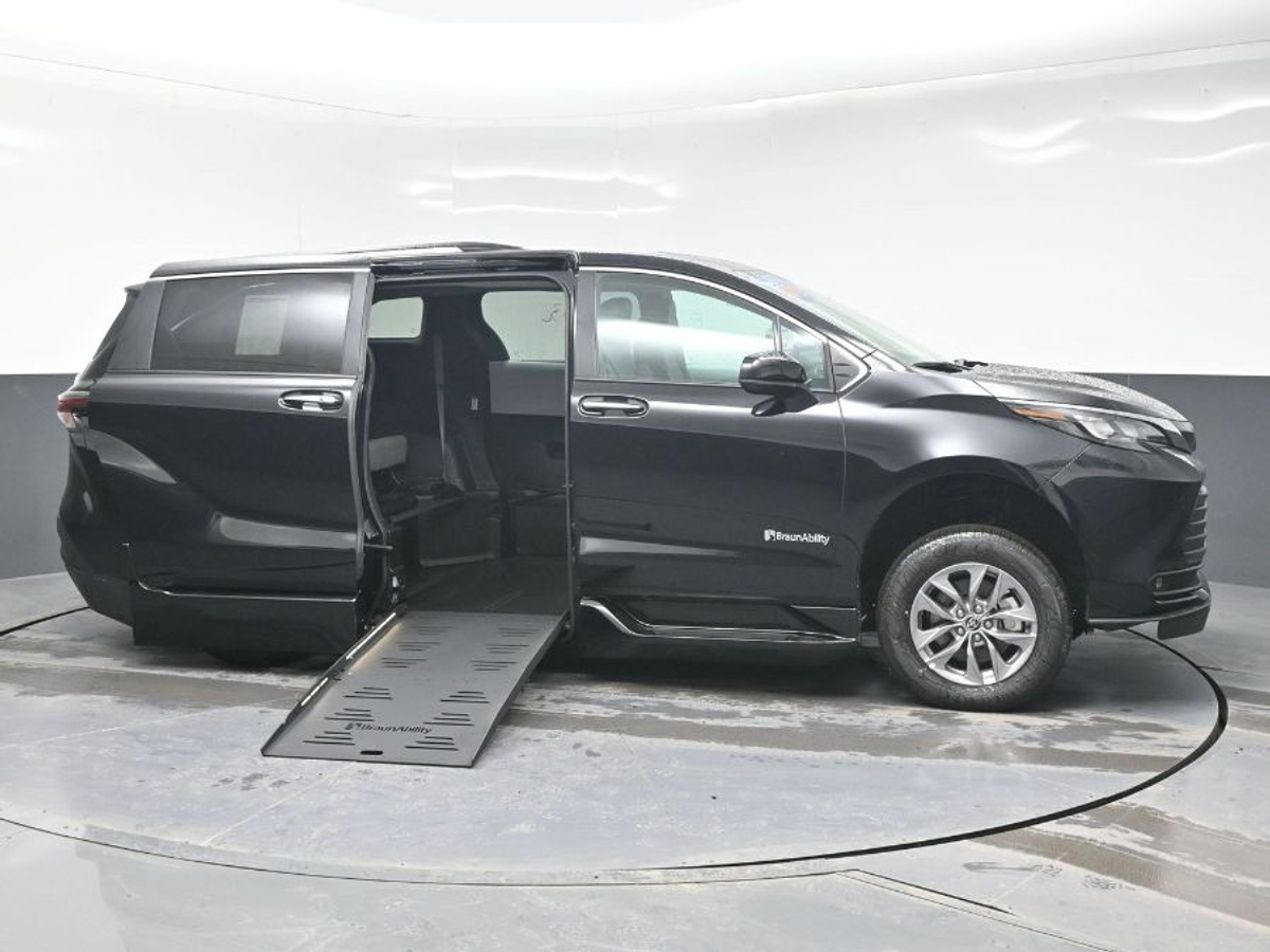 Black Toyota Sienna image number 4