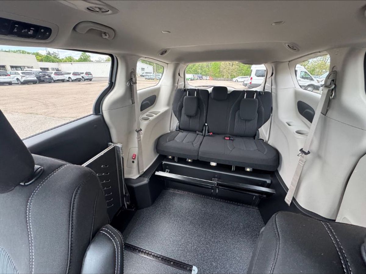 White Chrysler Voyager image number 4