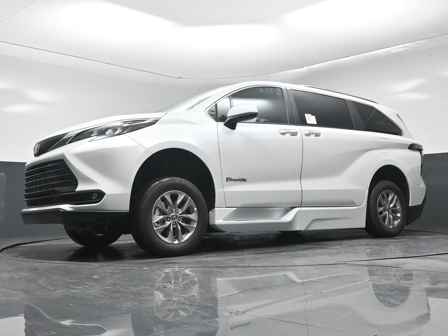 White Toyota Sienna image number 19