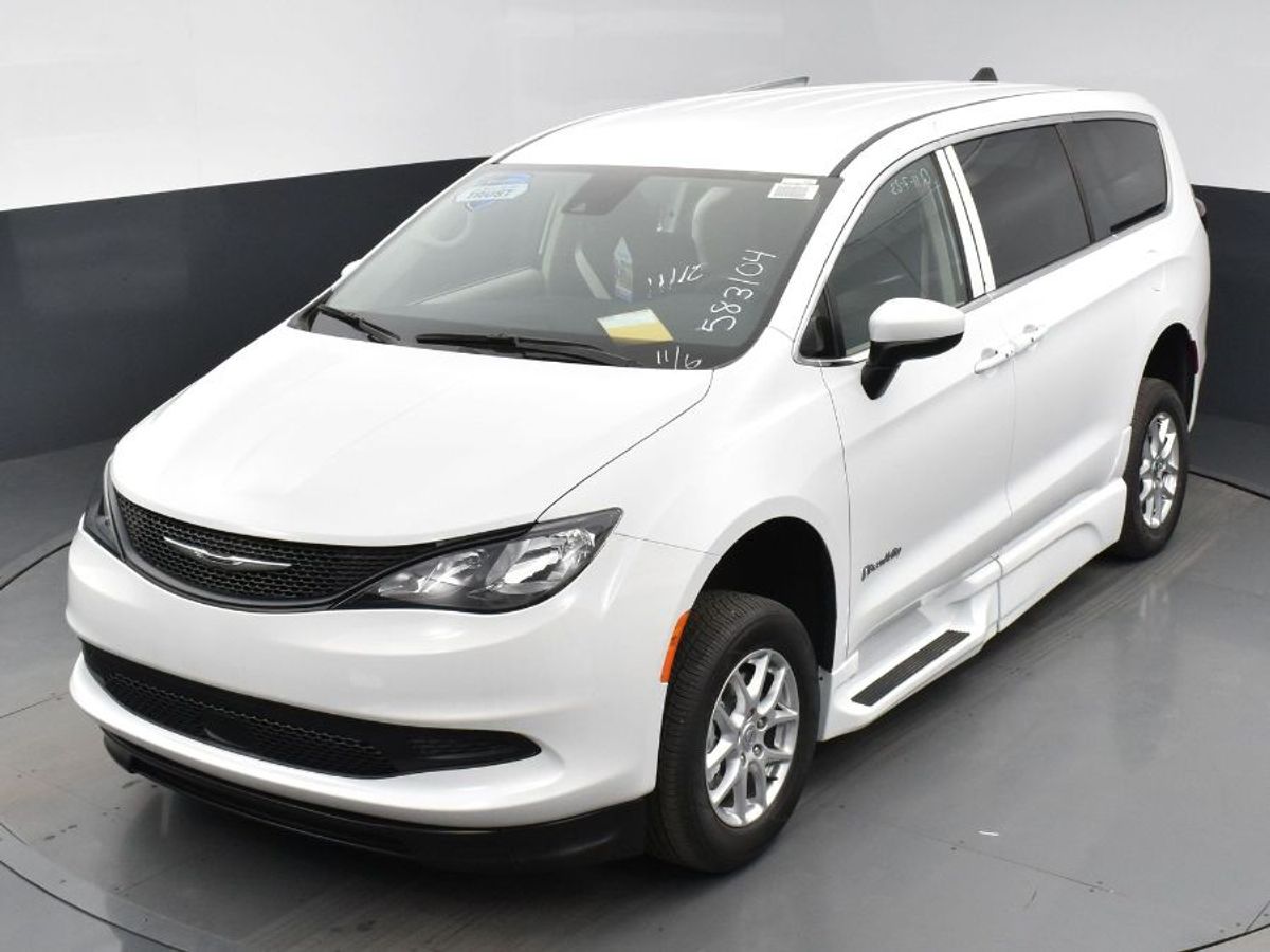 White Chrysler Voyager image number 14