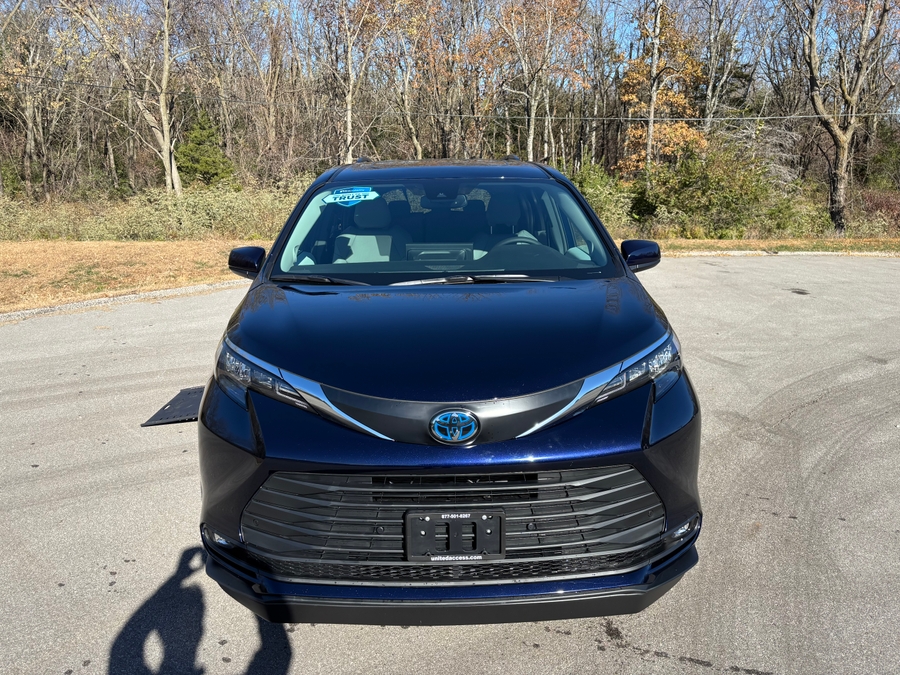 Used 2025 Toyota Sienna Hybrid XLE Base - BraunAbility Side Entry Entry In Floor Automatic Ramp