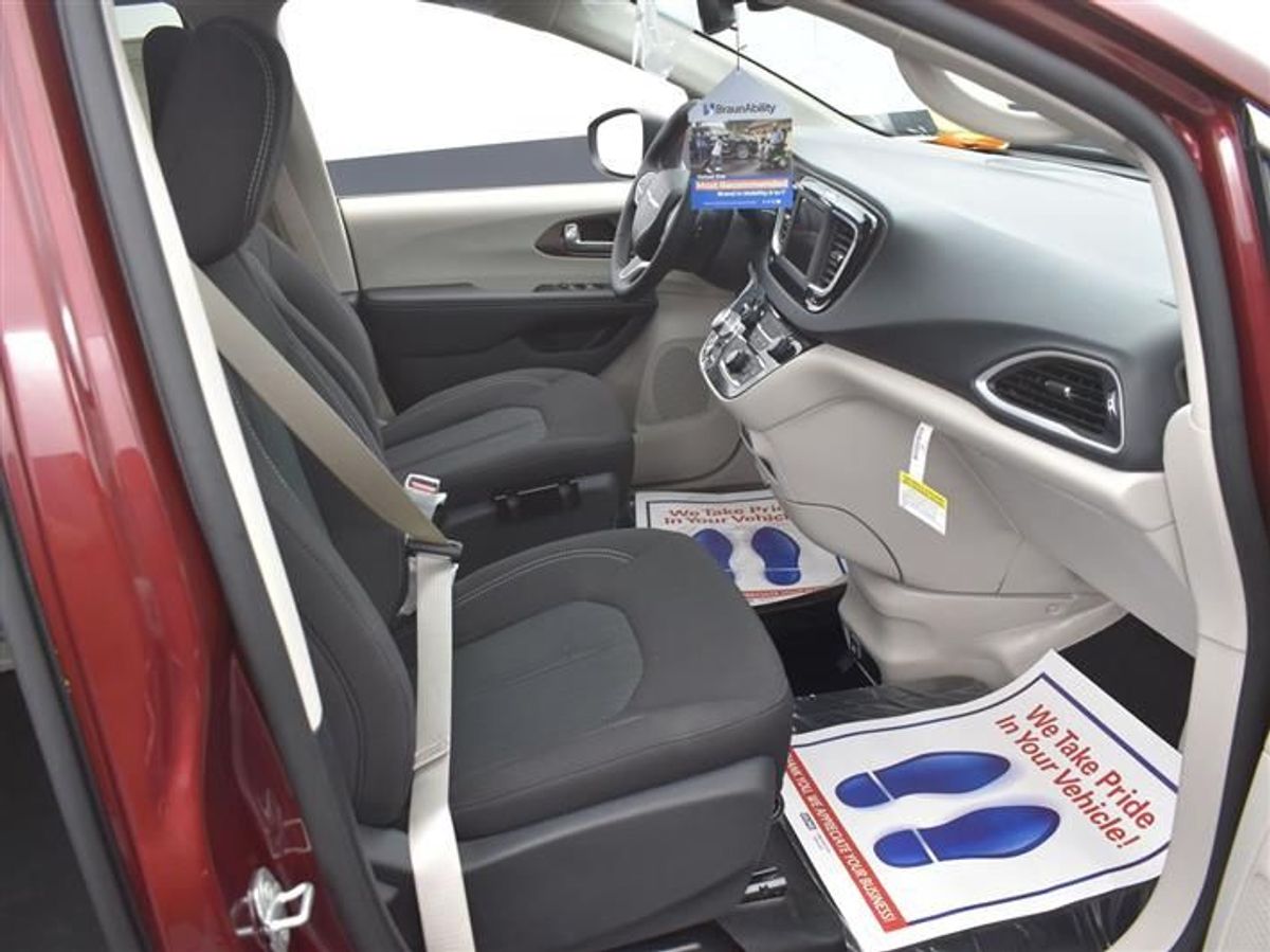 Red Chrysler Voyager image number 18