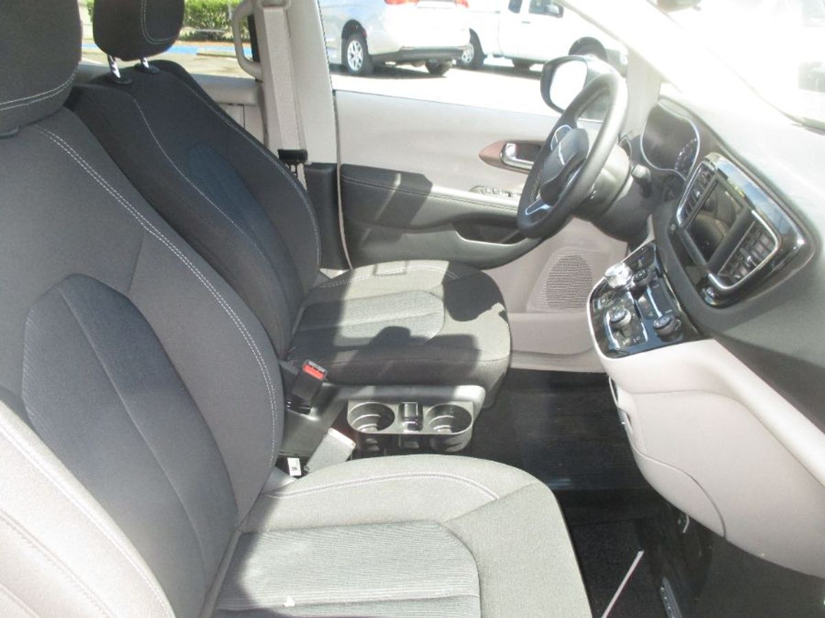 2024 CHRYSLER VOYAGER - Image 4