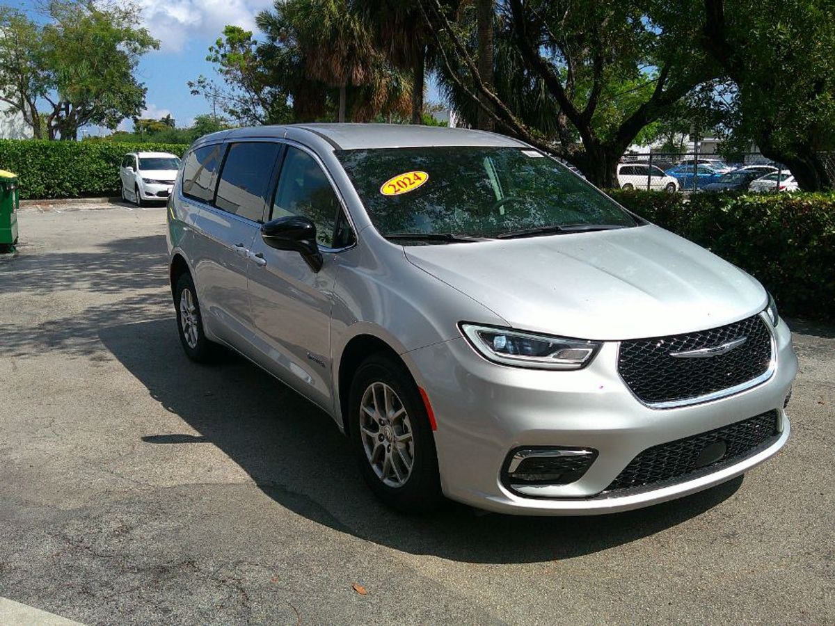 Silver Chrysler Pacifica image number 7