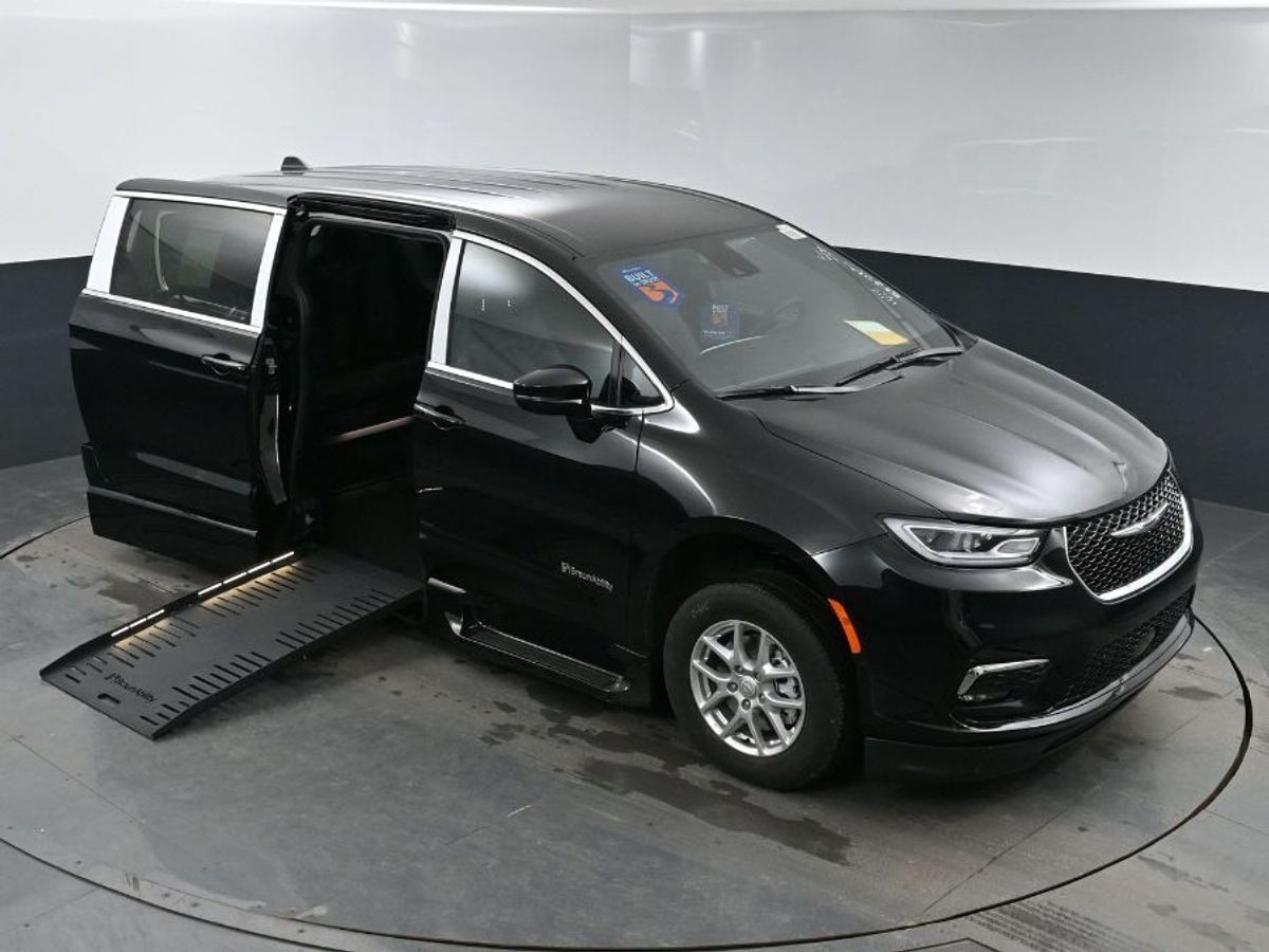 Black Chrysler Pacifica image number 22