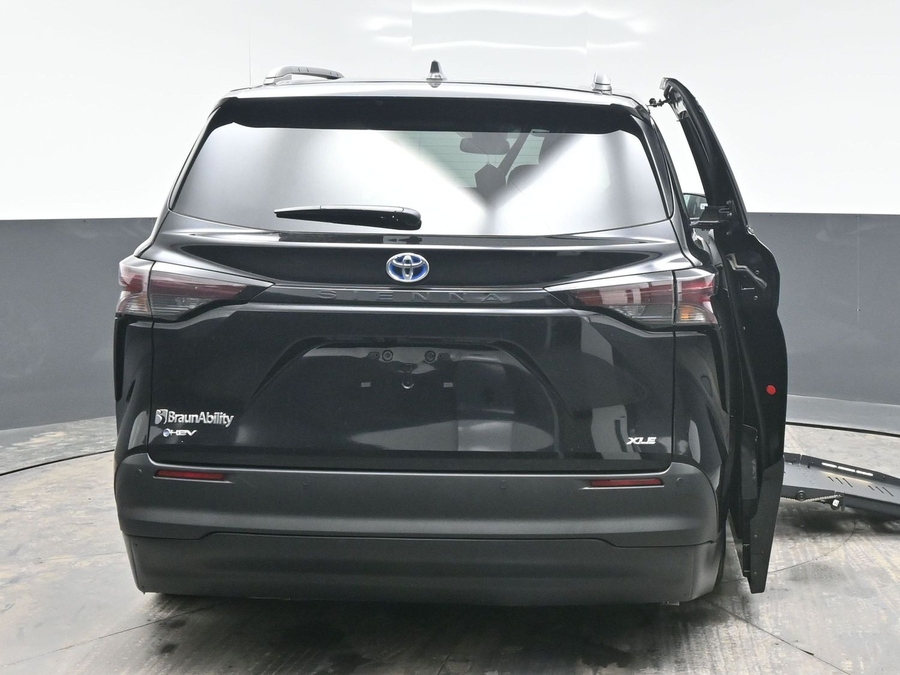 Black Toyota Sienna image number 1