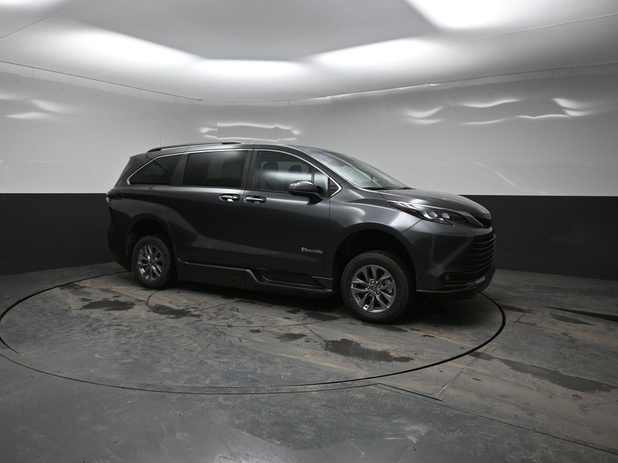 New 2025 Toyota Sienna Hybrid XLE Plus - BraunAbility Side Entry Entry Fold Out Automatic Ramp