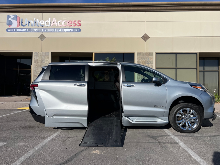 Used 2023 Toyota Sienna Hybrid Platinum Edition - BraunAbility Side Entry Entry In Floor Automatic Ramp