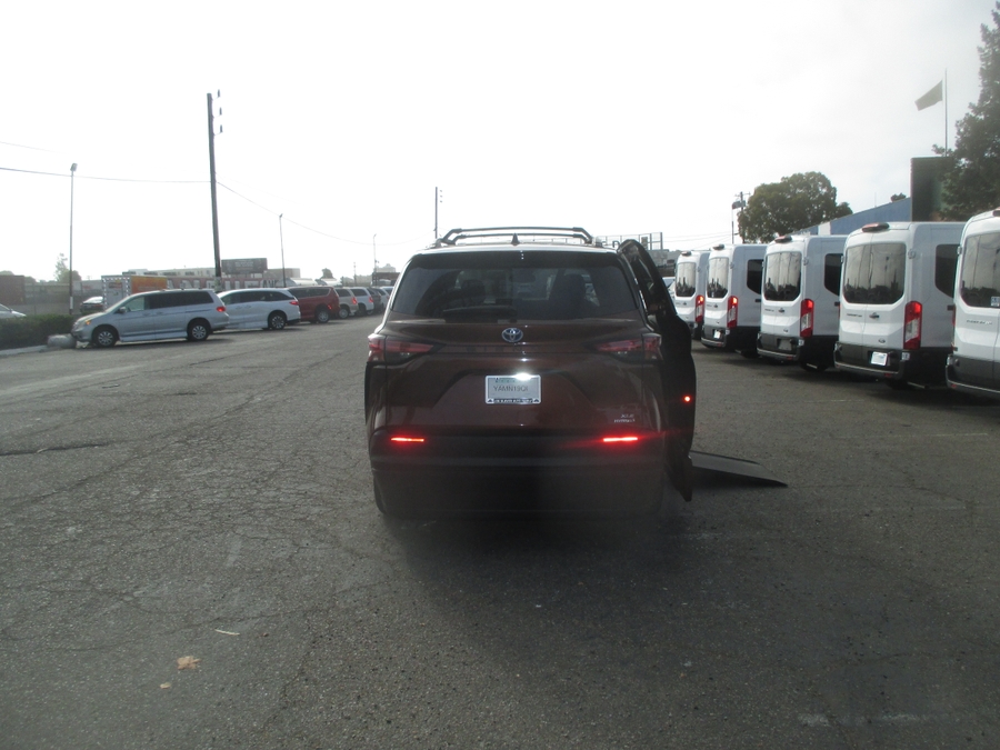 2021 Toyota Sienna XLE - Photo 6