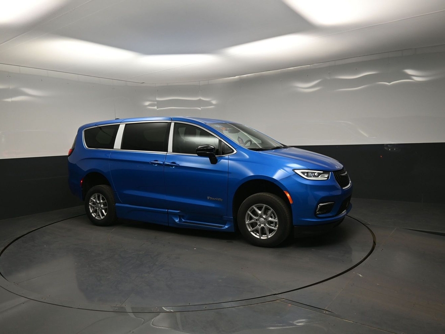 Blue Chrysler Pacifica image number 14