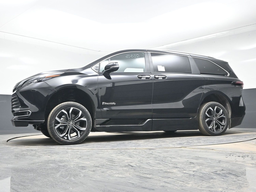 Black Toyota Sienna image number 19