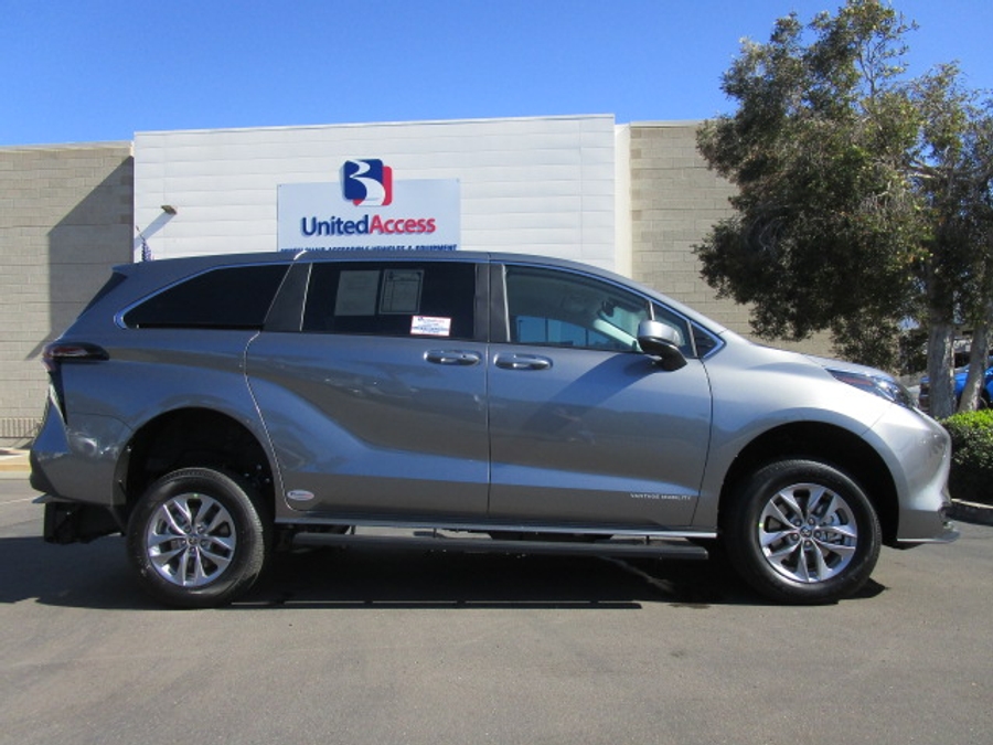 New 2026 Toyota Sienna Hybrid LE - Vantage Mobility Commercial Rear Entry Entry Fold Out Manual Ramp