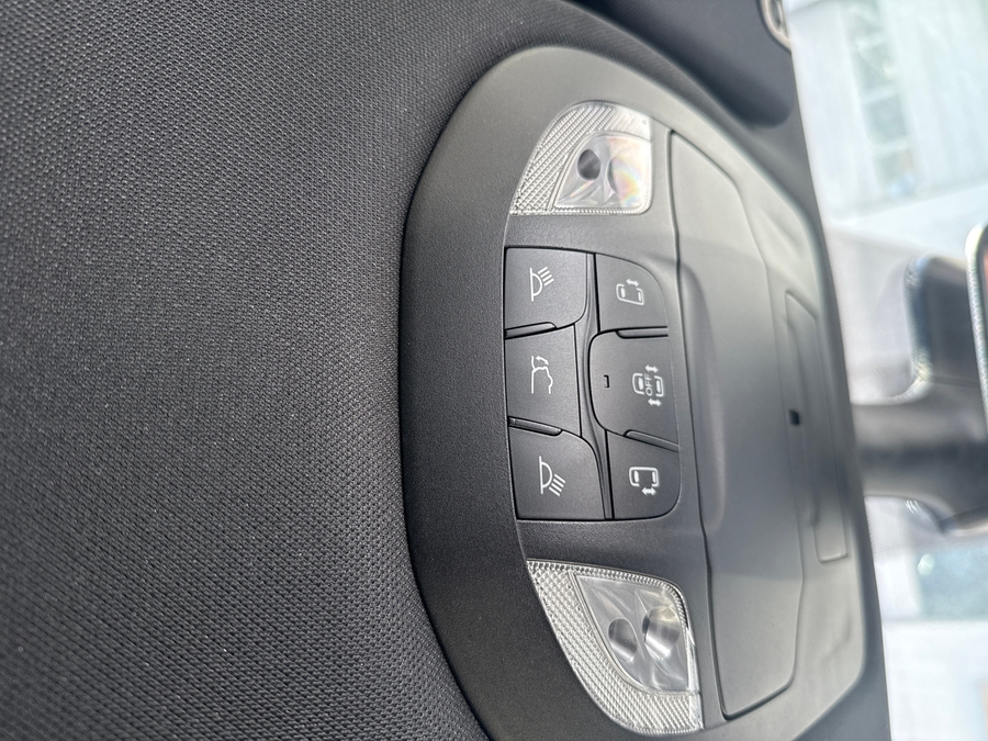 Silver Chrysler Pacifica image number 3