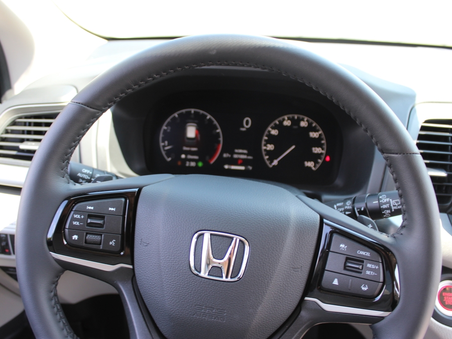 White Honda Odyssey image number 9