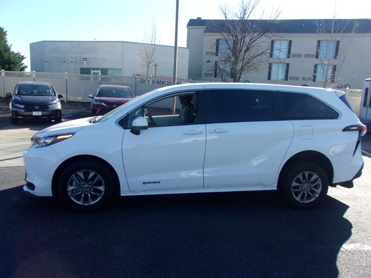 2025 TOYOTA SIENNA - Image 13