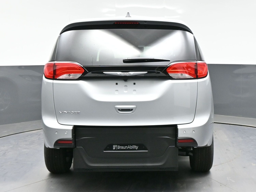 Silver Chrysler Voyager image number 5