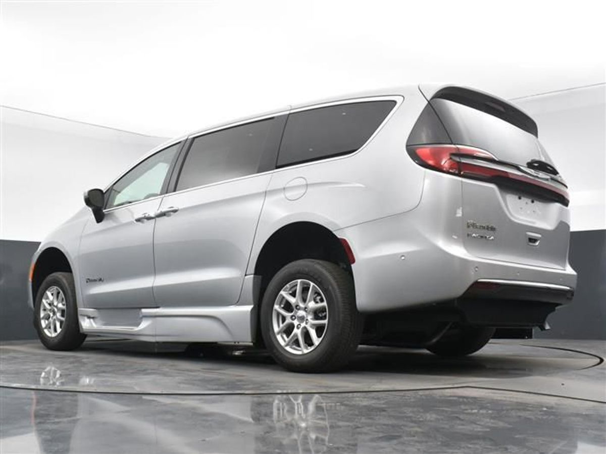 Silver Chrysler Pacifica image number 18
