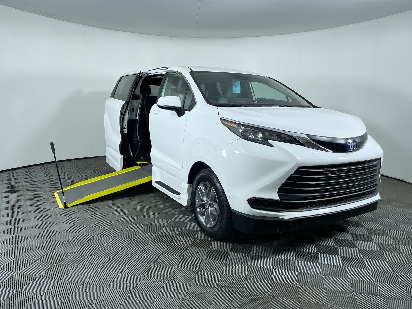 2025 Toyota Sienna AWD LE