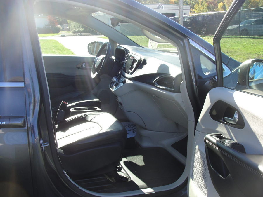 Grey Chrysler Pacifica image number 9