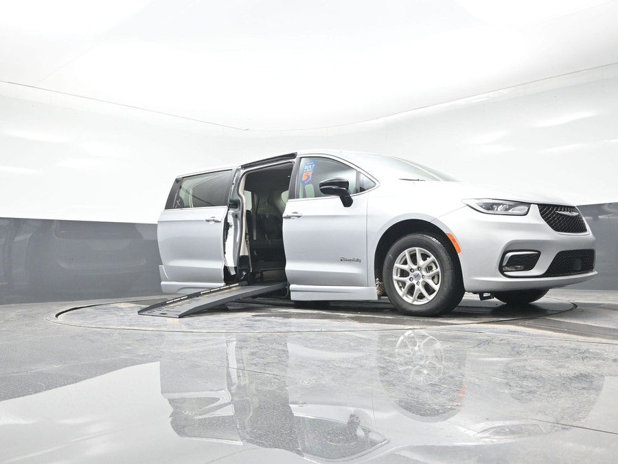 Used 2024 Chrysler Pacifica Touring L - BraunAbility Side Entry Entry Fold Out Automatic Ramp