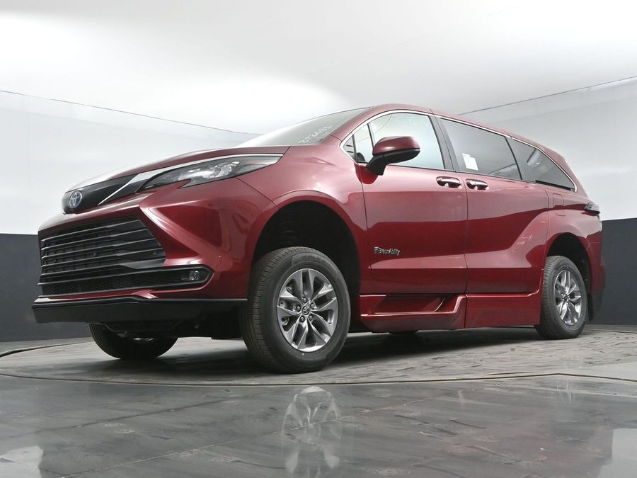 New 2025 Toyota Sienna Hybrid XLE Base - BraunAbility Side Entry Entry Fold Out Automatic Ramp