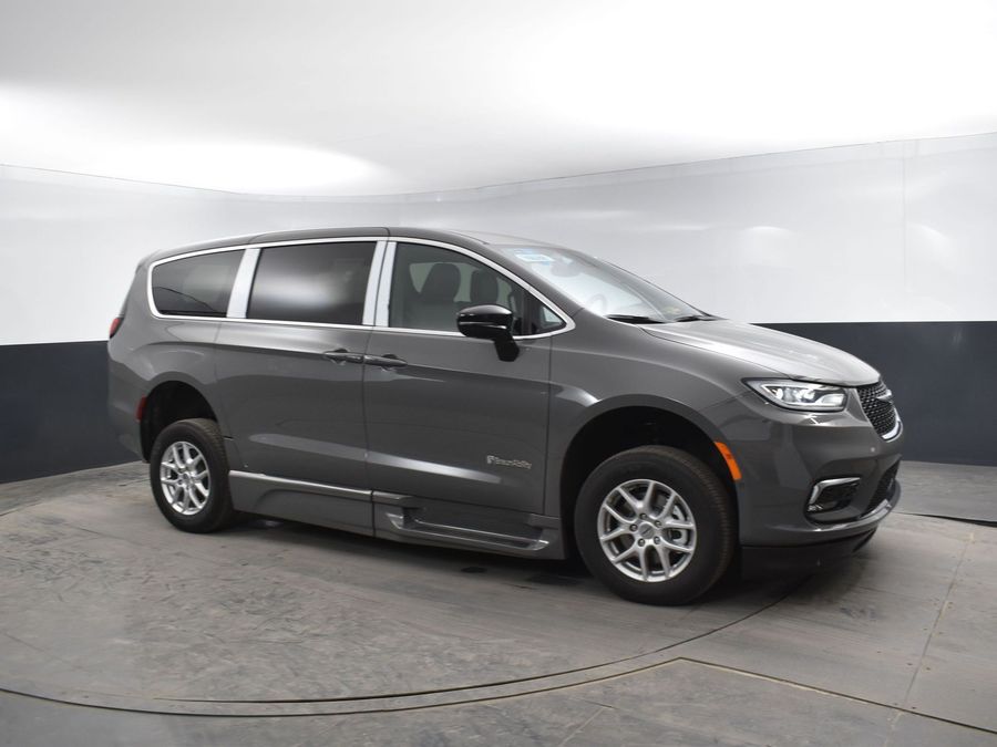 New 2025 Chrysler Pacifica Select Safety - BraunAbility Side Entry Entry In Floor Automatic Ramp