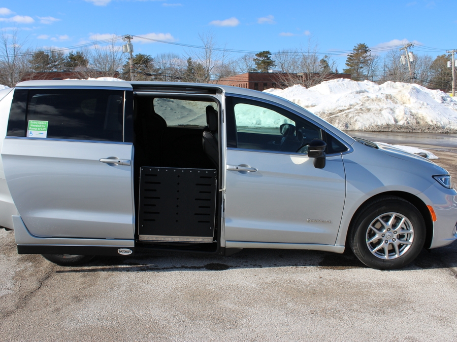 Silver Chrysler Pacifica image number 6