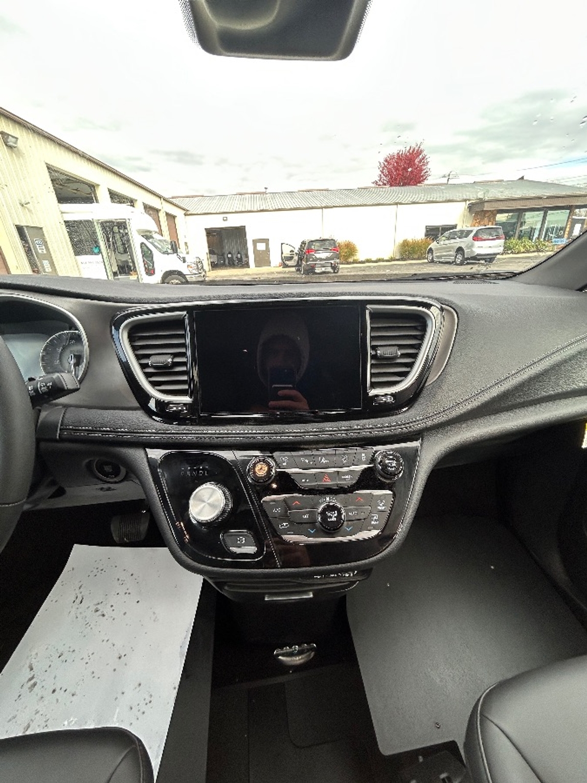 Grey Chrysler Pacifica image number 16