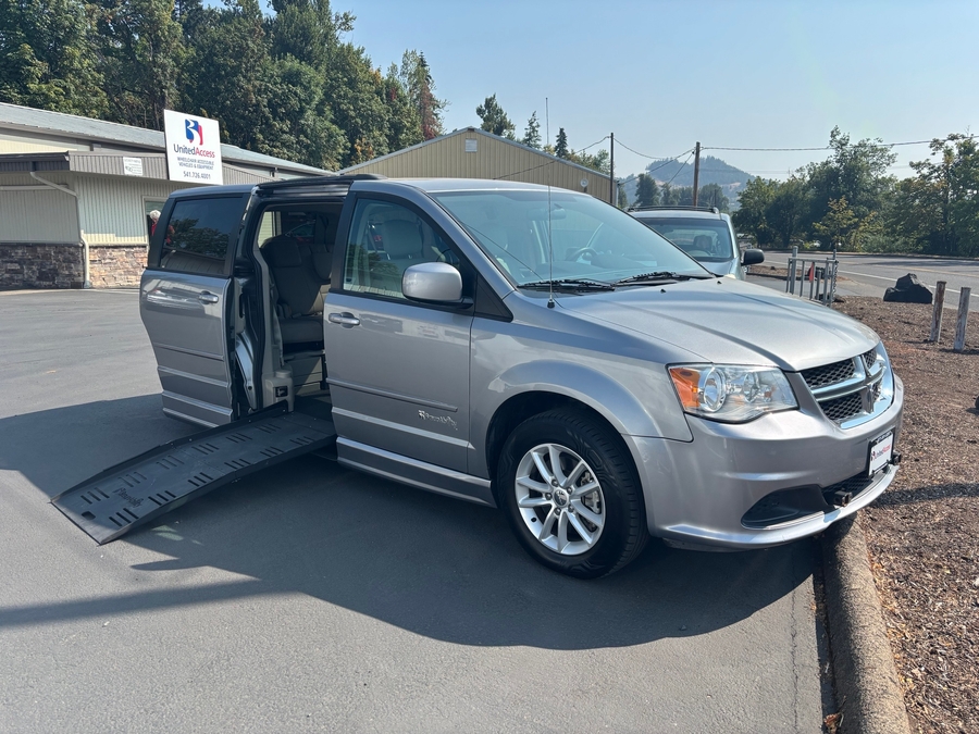Used 2015 Dodge Grand Caravan SXT - BraunAbility Side Entry Fold Out Automatic Ramp