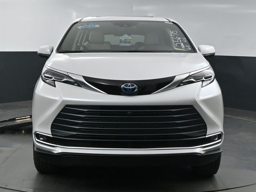 New 2025 Toyota Sienna Hybrid Platinum - BraunAbility Side Entry Entry Fold Out Automatic Ramp