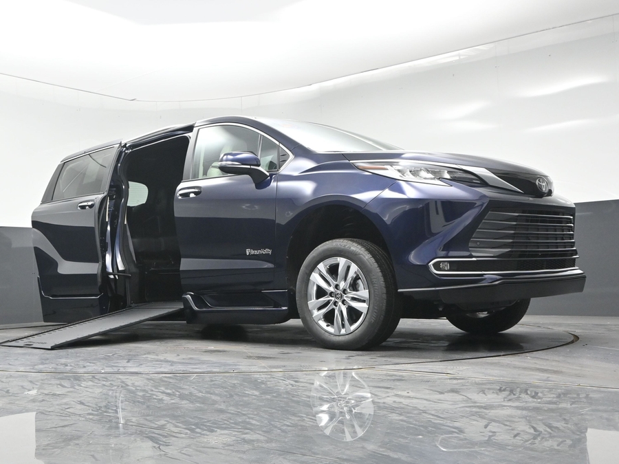 New 2026 Toyota Sienna Hybrid Limited - BraunAbility Side Entry In Floor Automatic Ramp