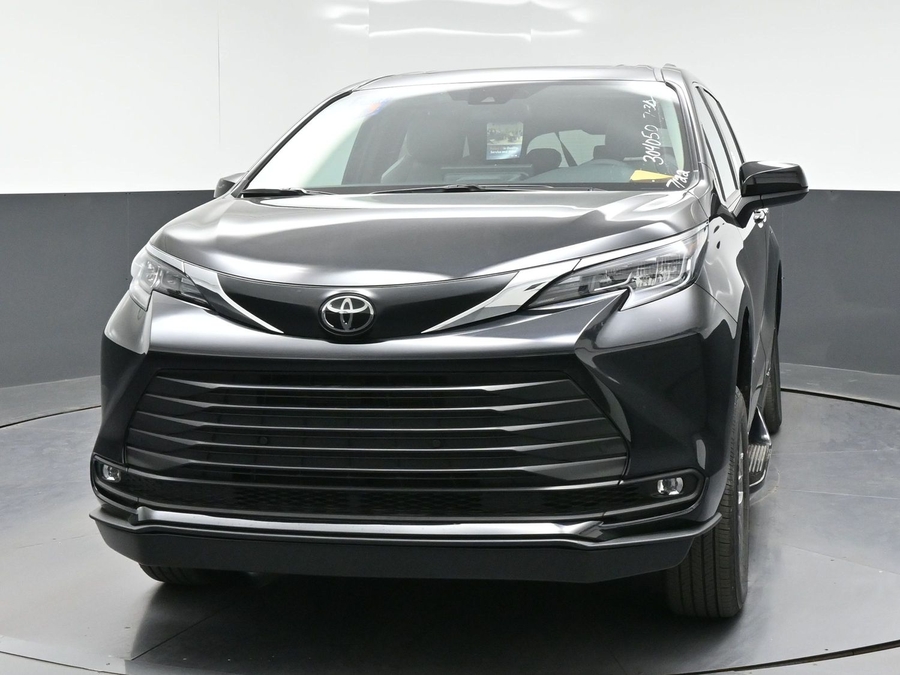 Black Toyota Sienna image number 1