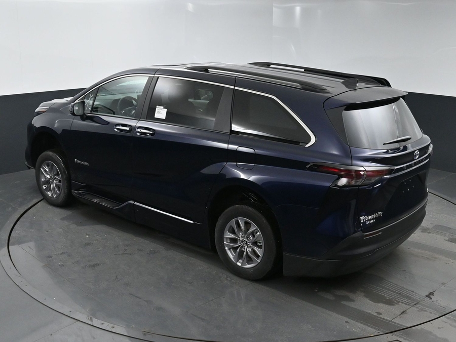 New 2025 Toyota Sienna Hybrid XLE Plus - BraunAbility Side Entry Entry In Floor Automatic Ramp