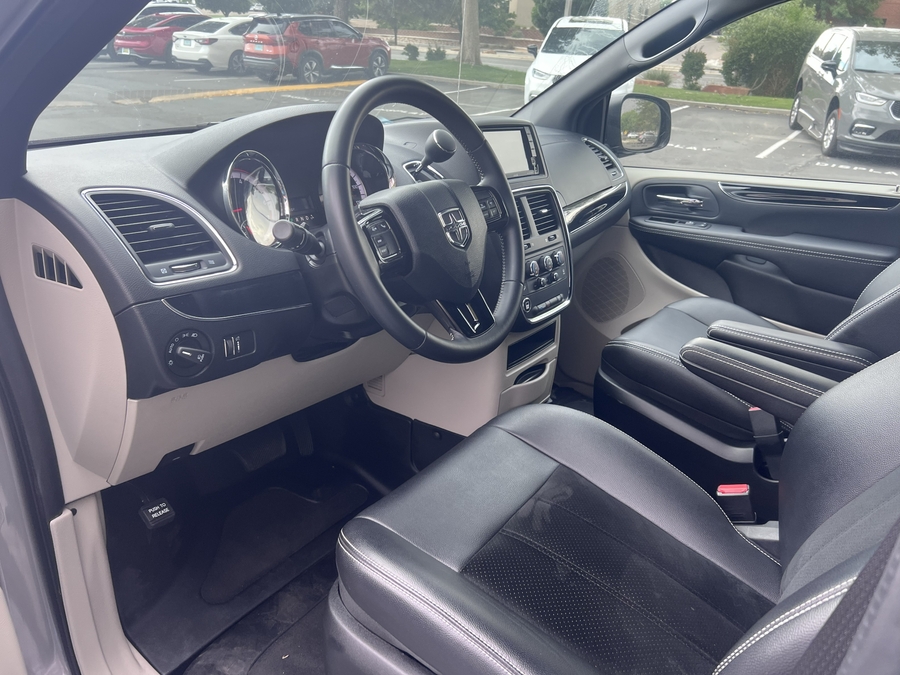 Used 2017 Dodge Grand Caravan SXT - BraunAbility Side Entry Entry Fold Out Automatic Ramp