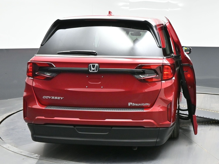 Red Honda Odyssey image number 2