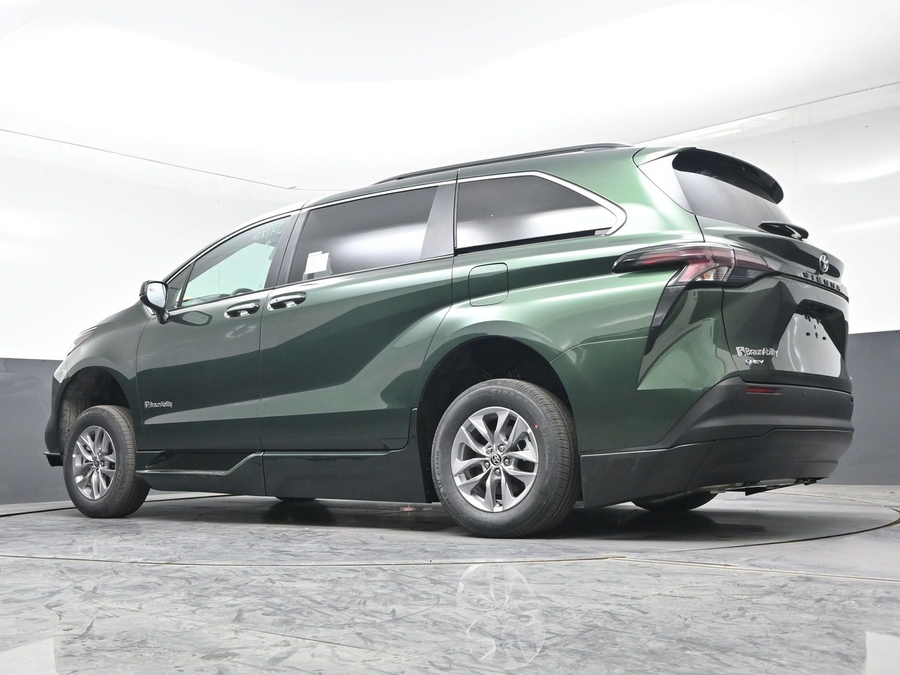New 2026 Toyota Sienna Hybrid LE - BraunAbility Side Entry Fold Out Automatic Ramp