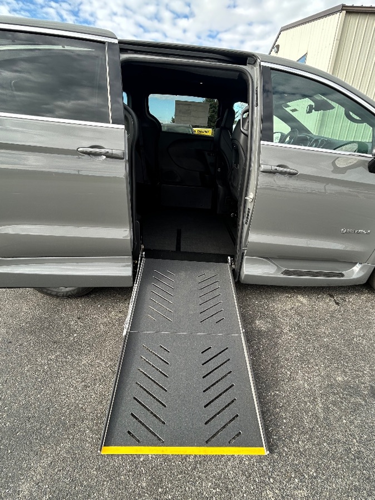 Grey Chrysler Pacifica image number 13