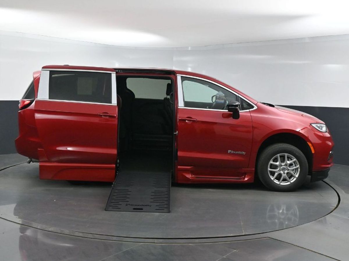 2025 CHRYSLER PACIFICA - Image 1