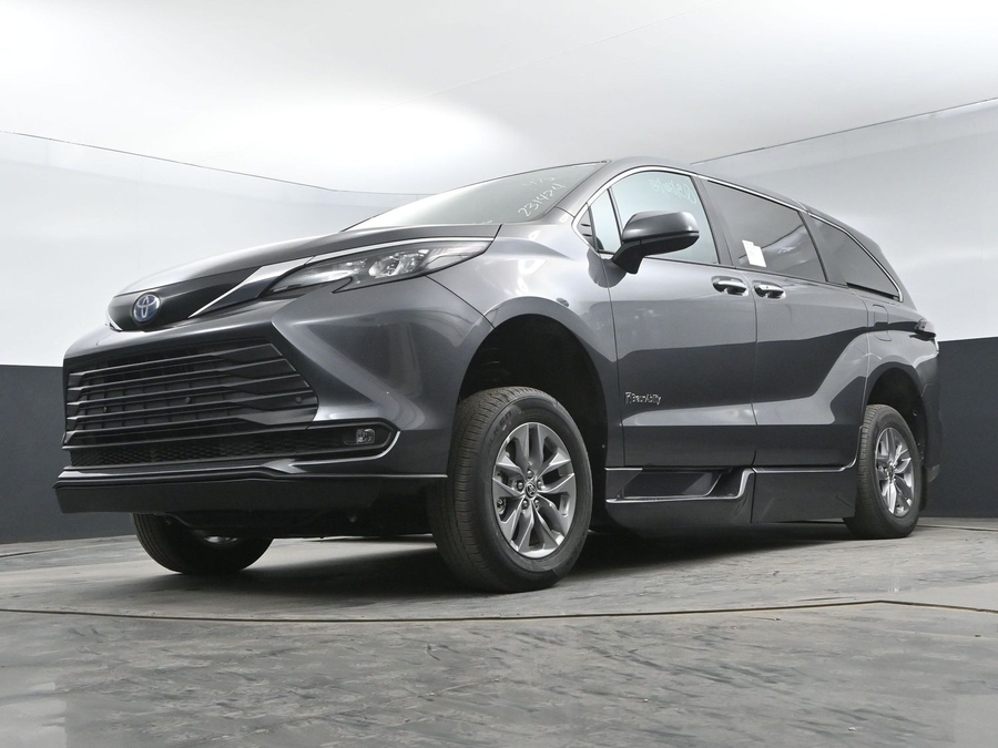 New 2025 Toyota Sienna Hybrid XLE Base - BraunAbility Side Entry Entry In Floor Automatic Ramp