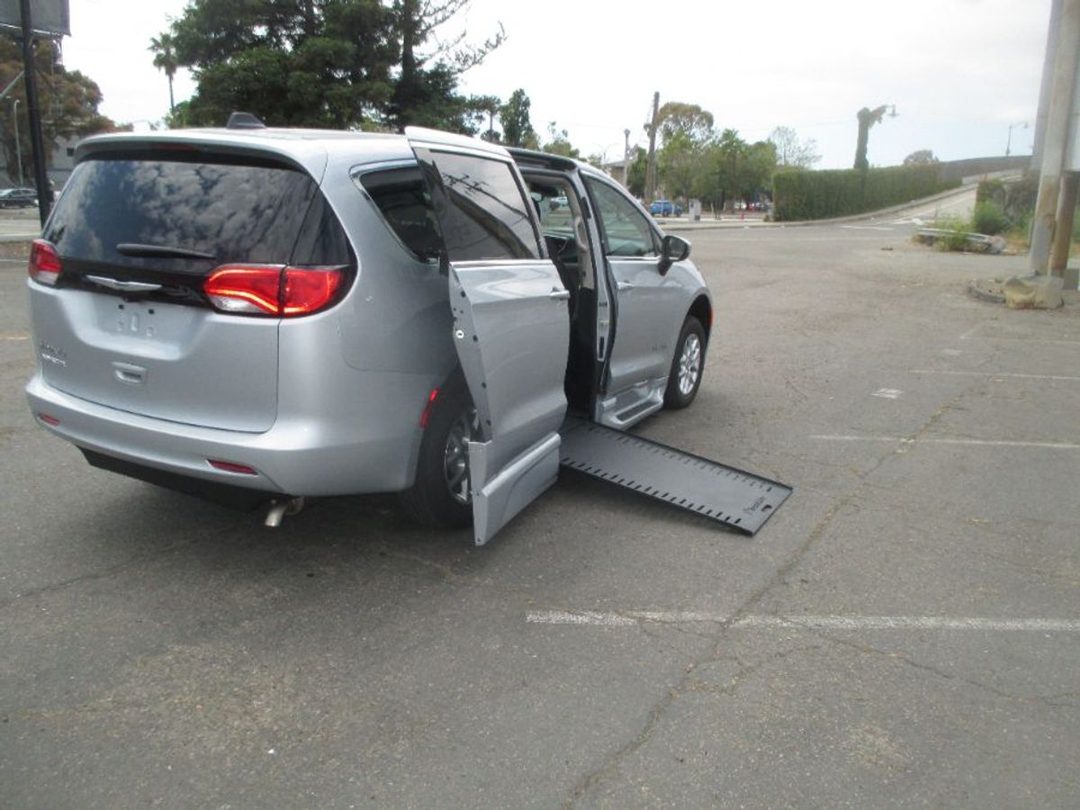 Silver Chrysler Voyager image number 10