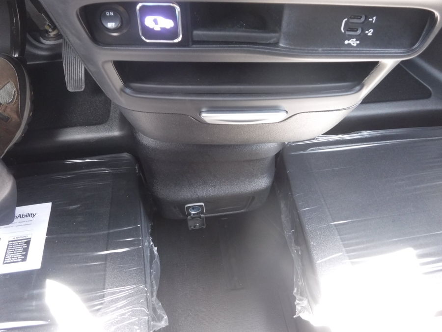 White Chrysler Pacifica image number 8