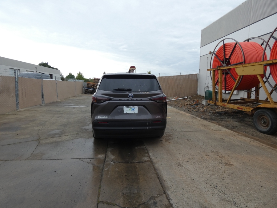 Grey Toyota Sienna image number 14