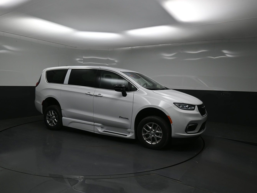 White Chrysler Pacifica image number 16