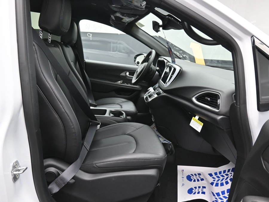 White Chrysler Voyager image number 14